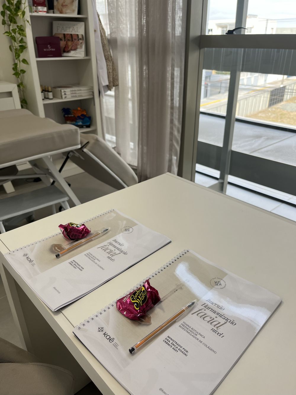 Apostilas da imersão sobre a mesa da sala de atendimento.