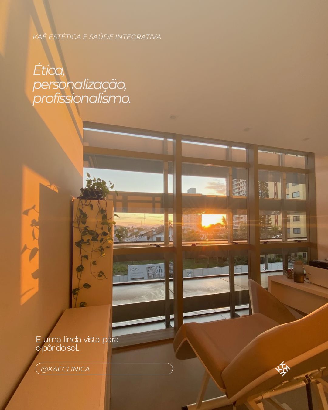 Sala da Kaê ao pôr do sol, com os dizeres: ética, personalização, profissionalismo.