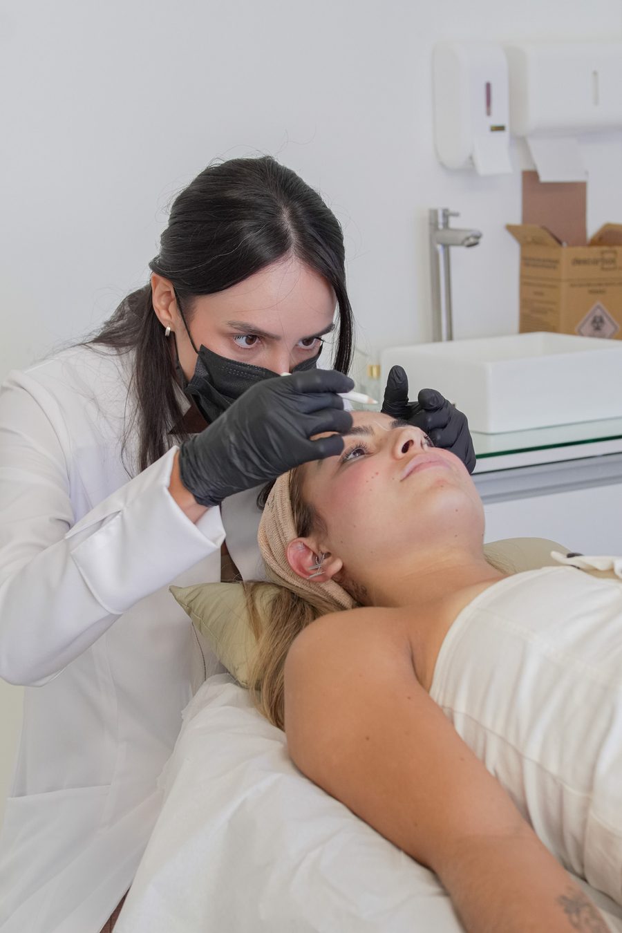 Dra. Érica fazendo a marcação de um procedimento facial.
