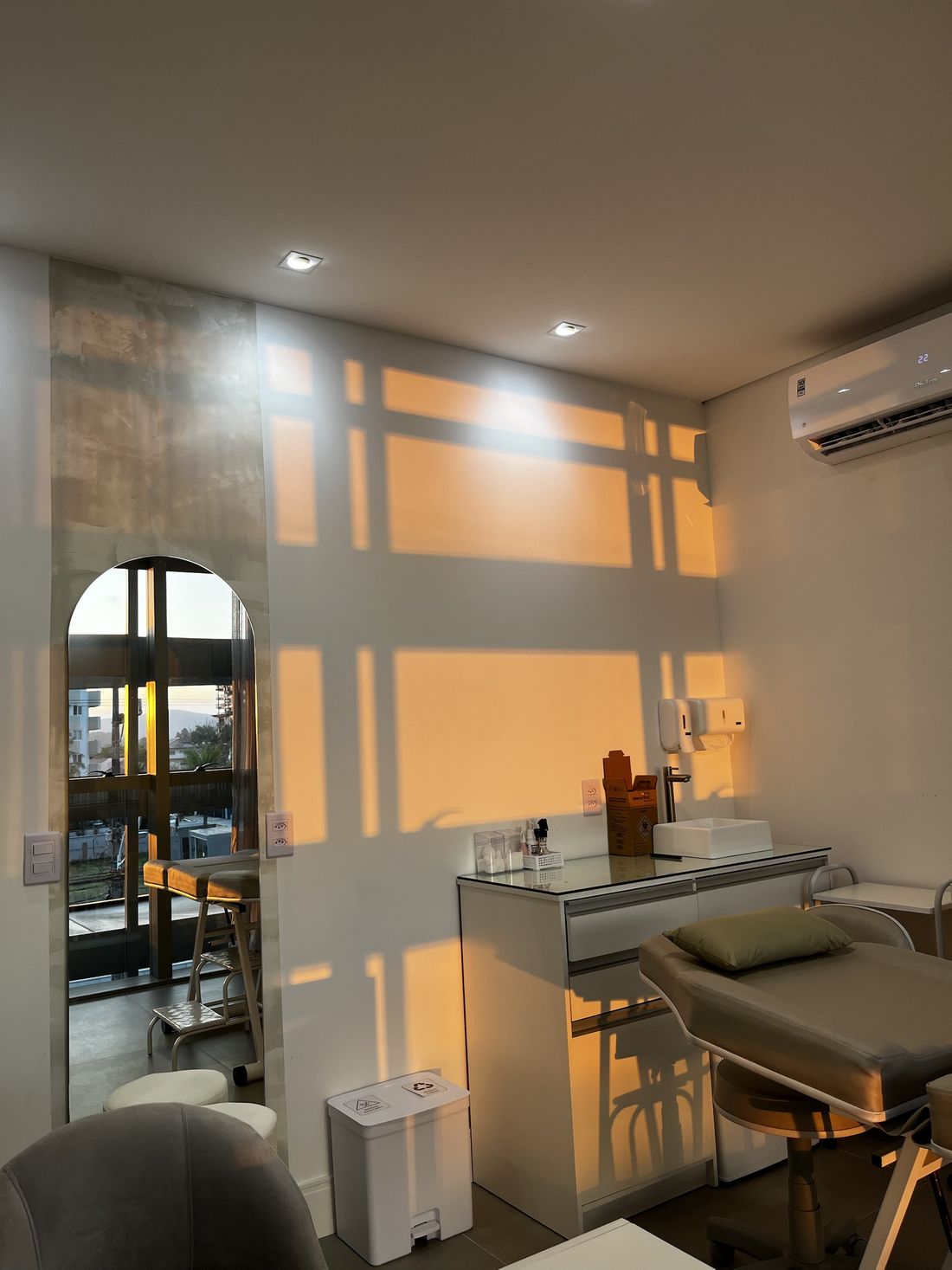Sala de atendimento da Kaê com a luz do fim de tarde na parede.